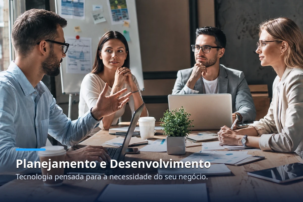 Equipe analisando dados e planejando uma solução digital